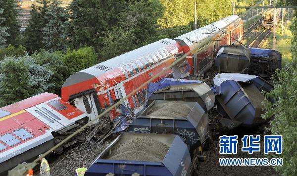 據英國《地鐵報》消息,8日,德國倫茨堡附近一輛火車與貨車相撞